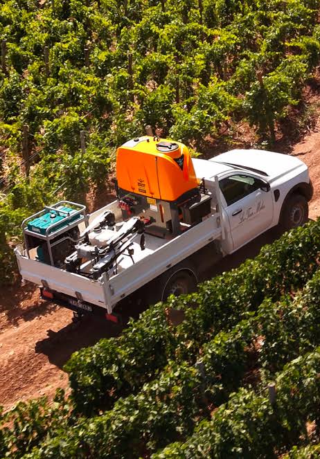 Estación Drone Spray sobre una pick-up durante una operación agrícola